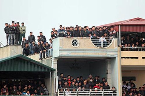 Cấm khán giả ngồi nóc nhà xem V.League; Văn Lâm phát thông điệp thách thức