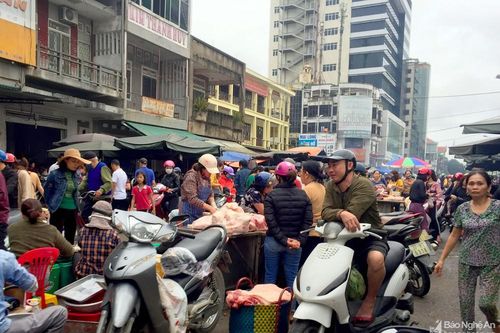 Tái diễn tình trạng chiếm dụng đường để buôn bán ngay trước chợ Vinh