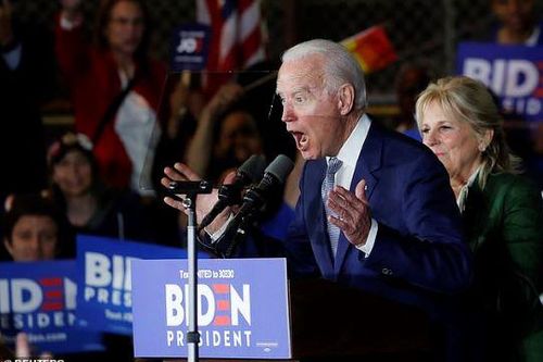 Chồng của Cố vấn Tổng thống Trump ủng hộ 2.800 USD cho quĩ tranh cử của ông Joe Biden