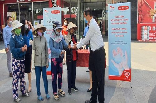 Dai-ichi Life Việt Nam tặng khẩu trang và dung dịch rửa tay sát khuẩn phòng dịch COVID-19