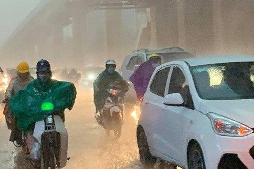 Giông lốc và mưa đá khiến 17 người thương vong