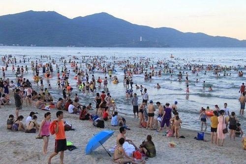 Rủ nhau tắm biển, nhóm bé trai đuối nước, một em tử vong