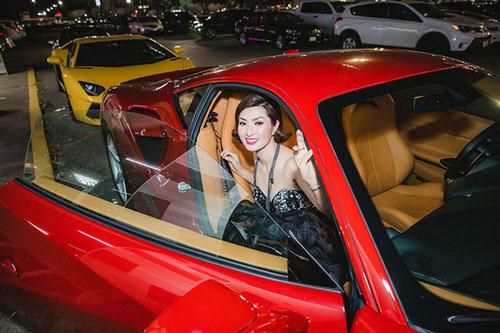 Ca sĩ Nguyễn Hồng Nhung đi sự kiện bằng siêu xe Ferrari 11 tỷ