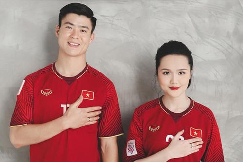 Biết vợ lo lắng cho chấn thương của mình, Duy Mạnh liền nhắn gửi bà xã khiến dân tình cảm động