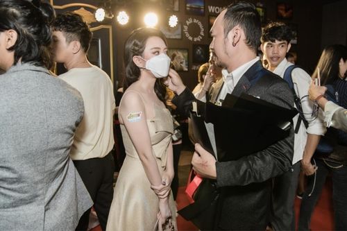 Tiến Luật tình cảm sửa khẩu trang cho Thu Trang giữa sự kiện khiến bao người xuýt xoa