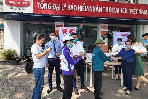 Dai-ichi Life Việt Nam tặng khẩu trang và dung dịch sát khuẩn cho người dân