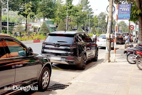 Dừng, đậu xe ô tô ở khu vực đón, trả khách của xe buýt
