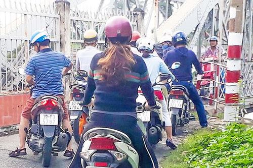 Thiếu bảng chỉ dẫn cho xe 2 bánh qua cầu Rạch Cát