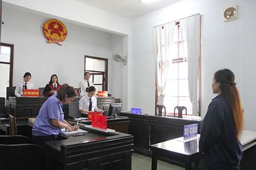 Mượn điện thoại rồi chiếm đoạt