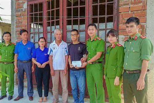 Thượng úy trẻ 'say' phong trào