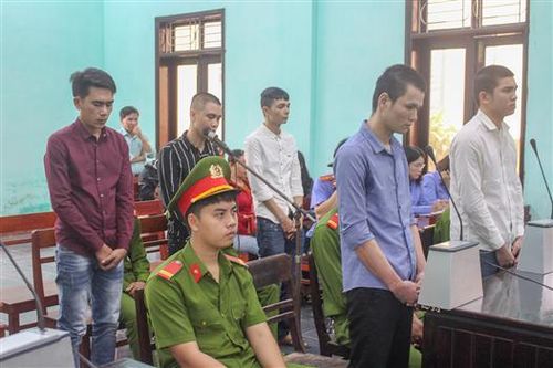 Xét xử 5 đối tượng mua bán, tàng trữ trái phép chất ma túy