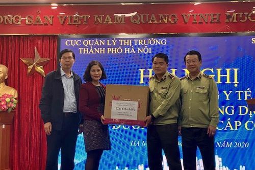 QLTT Hà Nội bàn giao 126.116 khẩu trang phòng chống Covid - 19