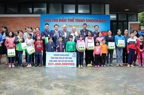 Trao tặng quà cứu trợ cho làng trẻ SOS Hà Nội