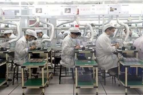 Giữa dịch COVID-19, công nhân của FoxConn bất ngờ tử vong