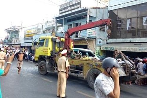 Xe buýt lấn trái, tông chết người phụ nữ bán vé số
