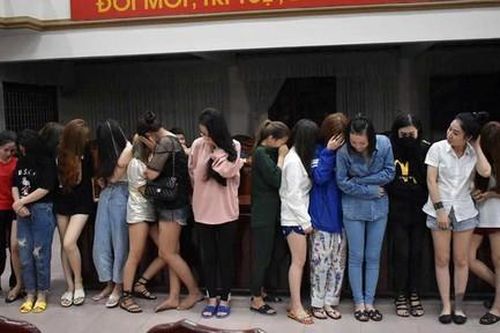 Đột kích 'động bay' trong quán karaoke lớn hàng đầu Quảng Trị