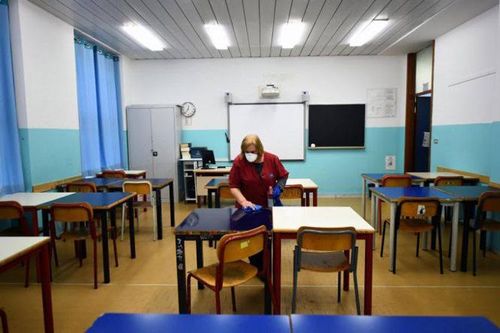 Dịch Covid-19 bùng phát, Italia đóng cửa tất cả các trường học
