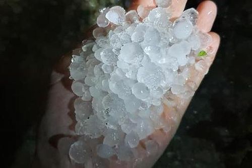 17 người thương vong, gần 6.000 ngôi nhà bị sập, hư hỏng do mưa đá