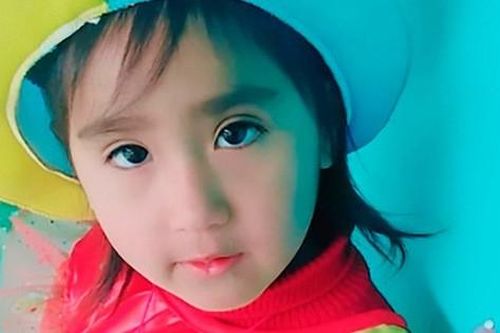 Bỏ con ở nhà họ hàng để đi tiệc, mẹ trở về chỉ thấy xác con, xem lại camera an ninh càng xót xa hơn bởi hành động của những đứa trẻ
