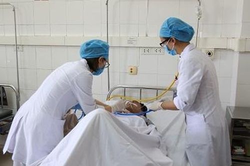 Quảng Ninh: Cứu bệnh nhân bị mảnh kim loại đâm xuyên... cổ