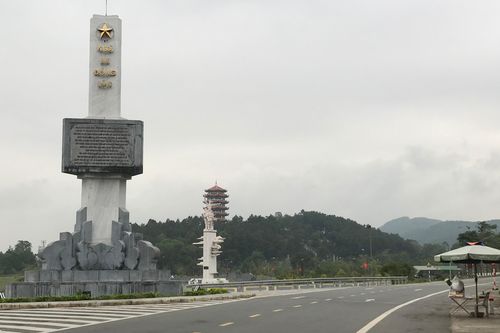 Vắng vẻ trong 'bão' dịch