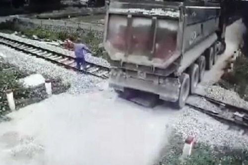 Bộ trưởng GTVT viết thư khen nhân viên gác chắn cứu đoàn tàu