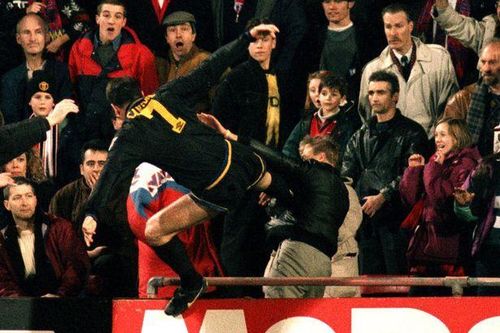 Cantona, Dier và những danh thủ ẩu đả với người hâm mộ