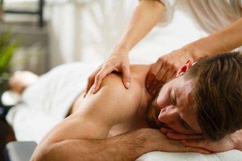 Nhân viên massage tránh tiếp xúc với khách ở cự ly dưới 1 mét