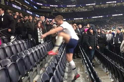 Eric Dier gây sốc khi trèo lên khán đài đòi 'ăn thua' với CĐV sau trận thua của Tottenham