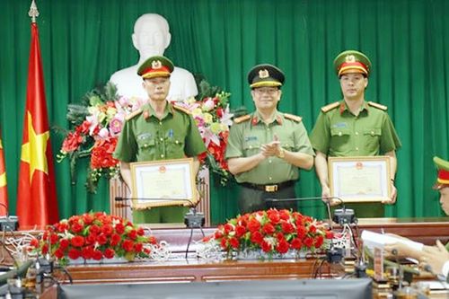 Khen thưởng các tập thể, cá nhân có thành tích xuất sắc