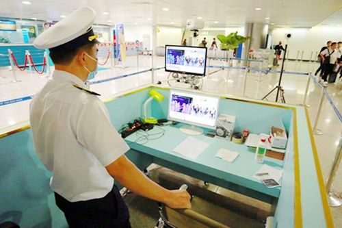 Cách ly toàn bộ người tiếp xúc gần hành khách nhiễm Covid 19