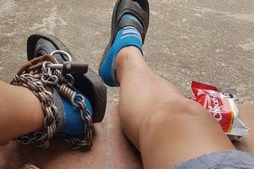 Chàng trai tự cột xích vào chân làm quà tặng mẹ 8/3