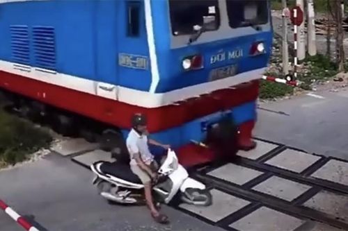 Vượt rào chắn an toàn, nam thanh niên suýt 'toang' trước mũi tàu hỏa