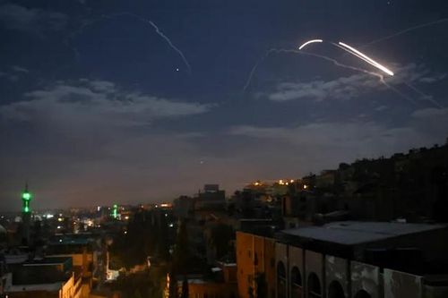 Phòng không Syria chặn tên lửa Israel bắn vào Homs và Quneitra?