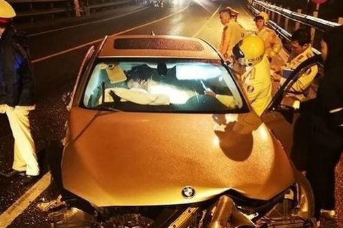 Biến dạng đầu xe BMW sau va chạm với ô tô tải chở bò