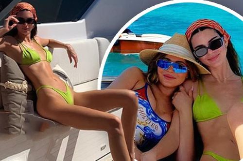 Hai chị em mỹ nhân nhà Kardashian đọ sắc với bikini 'nảy lửa'