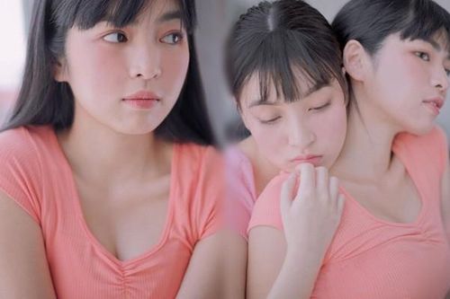 Hai 'hot girl Mắt biếc' đẹp nền nã trong loạt ảnh 'hồng hồng tuyết tuyết'