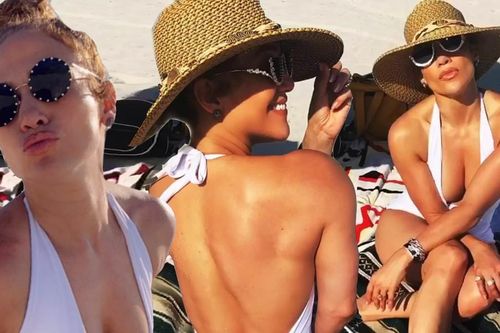 Jennifer Lopez quá 'bốc lửa' và quyến rũ với áo tắm xẻ ngực sâu