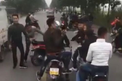 Xử phạt nhóm thanh niên điều khiển xe máy đánh võng chặn xe chở tân binh