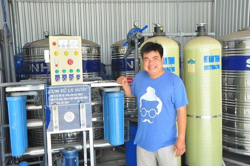 Đầu tư gần 200 triệu mua máy lọc nước mặn thành ngọt tặng miễn phí cho dân