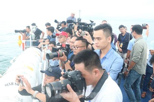 Hàng trăm phóng viên tiếc nuối vì chưa lên tàu sân bay USS Theodore Roosevelt