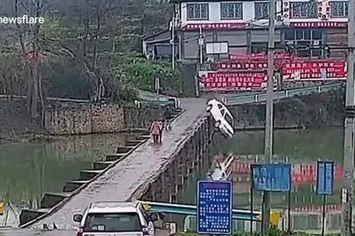 Tài xế mải đọc tin nhắn điện thoại, ô tô lao xuống sông