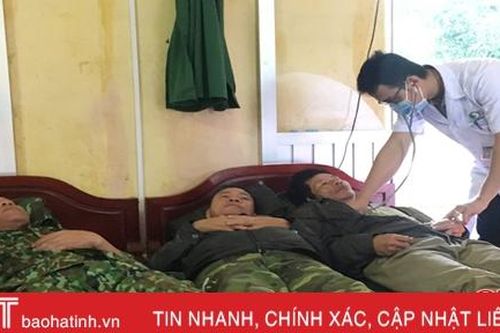 8 thuyền viên tàu chở đá vôi gặp nạn trên biển Hà Tĩnh vào bờ an toàn