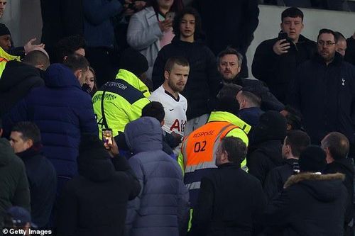 Tottenham bị loại, Eric Dier trèo lên khán đài đánh cổ động viên