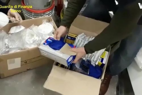 Cảnh sát Italy khám xét hàng loạt cơ sở đầu cơ khẩu trang