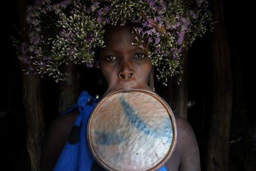 Chùm ảnh phụ nữ Ethiopia tự hào lồng đĩa vào môi thể hiện đẳng cấp xã hội