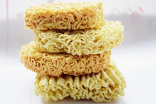 3 sai lầm ăn mì tôm buổi sáng khiến chân to, đùi béo