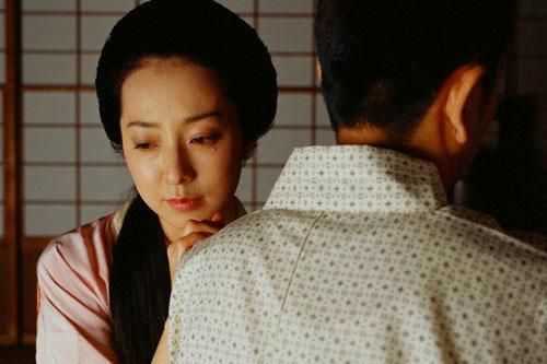 1 giờ sáng, anh trai đập cửa xông vào phòng quát mắng và đòi đánh tôi vì 'gây tội tày đình', tôi uất nghẹn phải bỏ đi ngay trong đêm đó