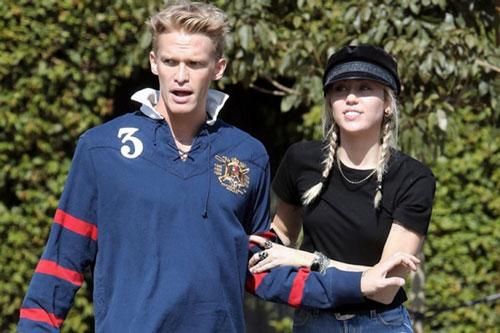 Miley Cyrus và tình mới 'tậu' hình xăm đôi