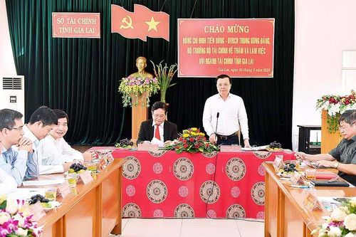 Bộ trưởng Đinh Tiến Dũng làm việc với ngành Tài chính tỉnh Gia Lai